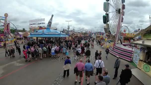 Ludzie na centralnej ulicy odbywa się festiwal piwa Oktoberfest. Monachium, Niemcy — Wideo stockowe