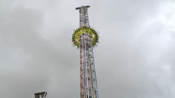 Worlds tallest Attraction mobile drop Sky fall Tower on Oktoberfest. Bavaria. Slow Motion — Stock Video