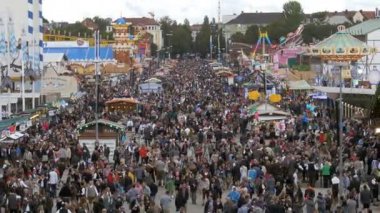Üstten Görünüm Oktoberfest Merkezi sokakta insanların kalabalık üzerinde. Bavyera, Almanya