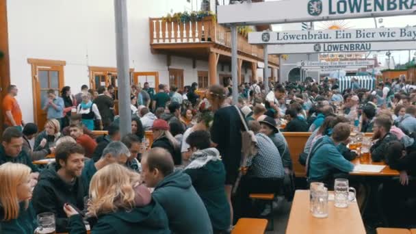In einer großen Bierbar auf der Straße feiern die Menschen Oktoberfest. Bayern, Deutschland — Stockvideo