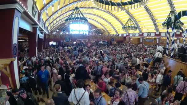 People Celebración del Oktoberfest en una gran tienda de cerveza. Baviera, Alemania — Vídeos de Stock