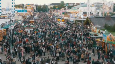 Üstten Görünüm Oktoberfest Merkezi sokakta insanların kalabalık üzerinde. Bavyera, Almanya