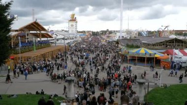 Oktoberfest Merkezi sokakta üstten görünüm kalabalık. Bavyera, Almanya. Ağır çekim