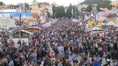Oktoberfest Merkezi sokakta üstten görünüm kalabalık. Bavyera, Almanya. Ağır çekim