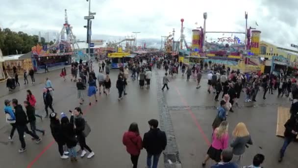 Menschenmassen flanieren entlang der zentralen Straße des Oktoberfests. Bayern, Deutschland — Stockvideo