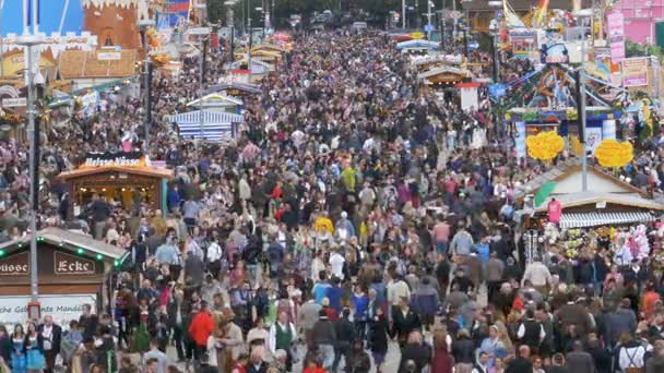 Tłum na centralnej ulicy w Oktoberfest. Bawaria, Niemcy — Wideo stockowe