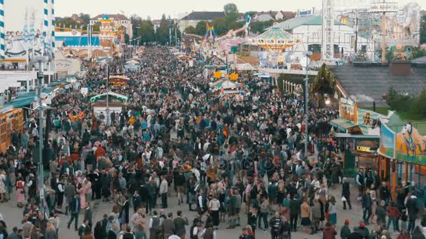 Bovenaanzicht op de menigte van mensen op de centrale straat in Oktoberfest. Beieren, Duitsland — Stockvideo