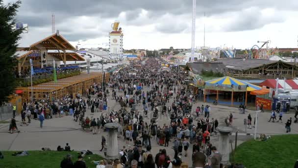 Bovenaanzicht van de menigte op de centrale straat in Oktoberfest. Beieren, Duitsland. Slow Motion — Stockvideo