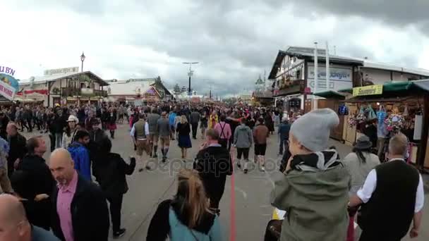 オクトーバーフェストの中心街の人々の群衆の上からカメラが移動します。ドイツのバイエルン州 — ストック動画
