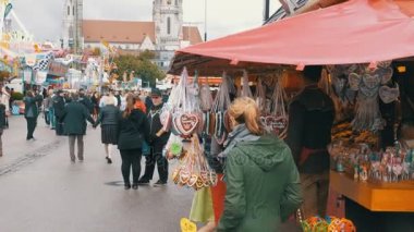 Oktoberfest Festival, Bavyera, Almanya şeklinde geleneksel Gingerbread kalp ile çadır