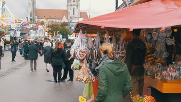 Tält med traditionella Pepparkaka hjärtformade vid Oktoberfest Festival, Bayern, Tyskland — Stockvideo