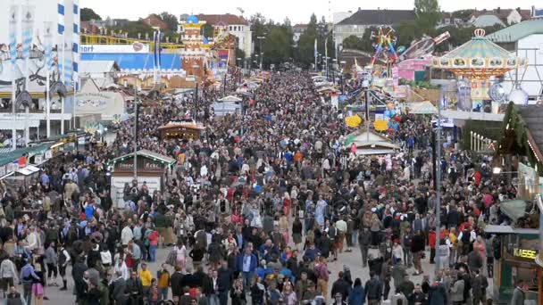 Vista dall'alto della folla sulla strada centrale dell'Oktoberfest. Baviera, Germania. Rallentatore — Video Stock