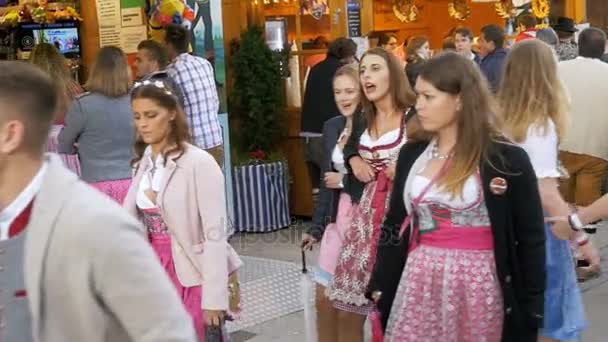 Mujeres en trajes nacionales bávaros en la calle del festival Oktoberfest. Baviera, cámara lenta — Vídeos de Stock