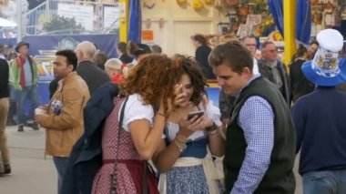 Oktoberfest Festival sokakta Ulusal Bavyera elbiseli kadın. Bavaria, ağır çekim