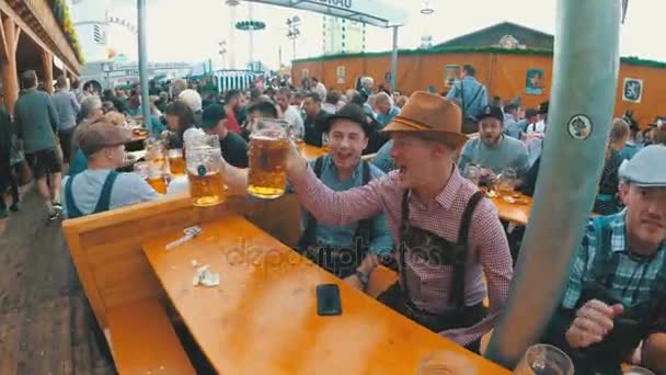 Masadaki sarhoş insanların sokakta bir büyük bira barda Oktoberfest kutlamak. Bavyera, Almanya — Stok video
