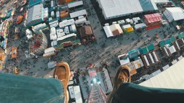 POV en man fötter på ett fritt fall från himlen falla Tower på Oktoberfest. Bayern — Stockvideo