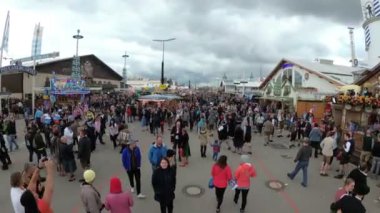 Kamera, Oktoberfest festivalinin merkez caddesindeki Kalabalık 'tan hareket ediyor. Bavyera, Almanya