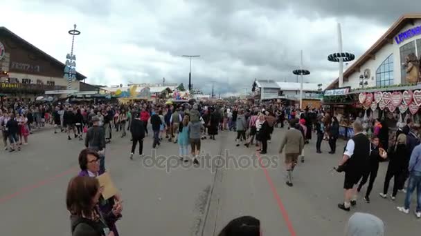 La caméra se déplace par-dessus la foule sur la rue centrale du festival Oktoberfest. Bavière, Allemagne — Video
