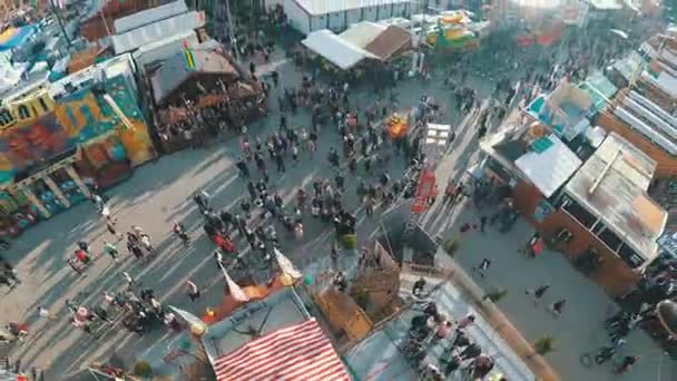 Levantando-se na queda móvel da atração Sky queda Tower para o Oktoberfest. Baviera — Vídeo de Stock