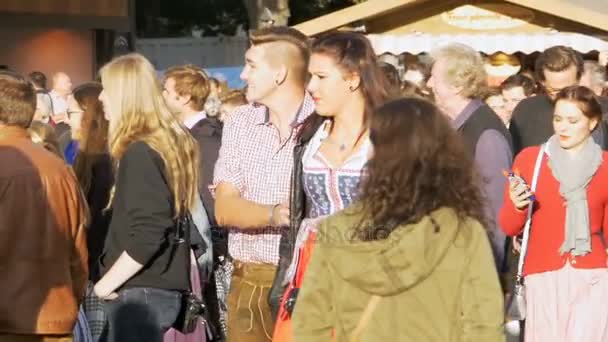 Gente con trajes nacionales bávaros en la calle del festival Oktoberfest. Baviera, cámara lenta — Vídeo de stock
