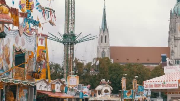 Carrusel oscilante en la calle central del festival de la cerveza Oktoberfest. Munich, Alemania — Vídeo de stock