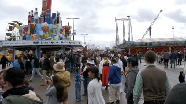 Pessoas andando ao longo da rua do festival Oktoberfest. Baviera, Alemanha. Movimento lento — Vídeo de Stock