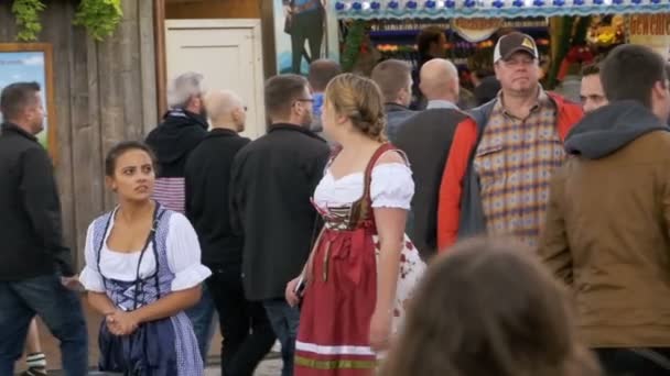 Womens i nationella bayerska kostymer på gatan av festivalen Oktoberfest. Bayern, Slow Motion — Stockvideo