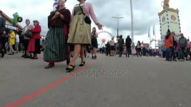 Kamera Oktoberfest Festival Merkezi sokakta insanlar kalabalık taşır. Bavyera, Almanya