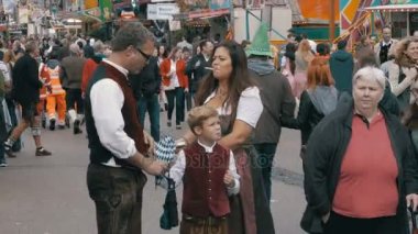 Oktoberfest festival alanı cadde boyunca yürüyüş Ulusal Bavyera elbiseli insanlar. Münih, Almanya