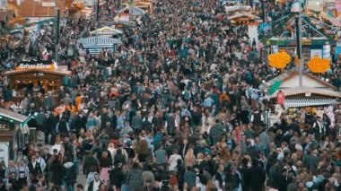 Oktoberfest Merkezi sokakta üstten görünüm kalabalık. Bavyera, Almanya. Ağır çekim