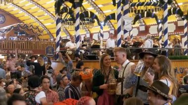 Orkestra grubu bir büyük bira çadırına Oktoberfest Festivali'nde çalış. Bavyera, Almanya
