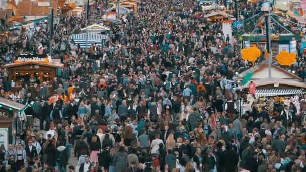 Vue de dessus de la foule sur la rue centrale à Oktoberfest. Bavière, Allemagne. Mouvement lent — Video