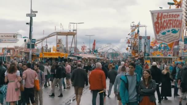 Multitud de personas están caminando a lo largo de la calle central del festival Oktoberfest. Munich, Alemania — Vídeo de stock