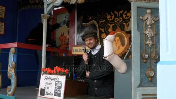 Atrakcje w namiotach na festiwalu Oktoberfest. Monachium, Niemcy — Wideo stockowe