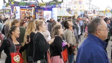 İnsanlar sokakta Oktoberfest Festival Ulusal Bavyera elbiseli. Bavaria, ağır çekim