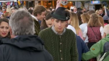 İnsanlar sokakta Oktoberfest Festival Ulusal Bavyera elbiseli. Bavaria, ağır çekim