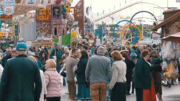 Tłum ludzi spacerujących wzdłuż centralnej ulicy odbywa się festiwal Oktoberfest. Bawaria, Niemcy — Wideo stockowe