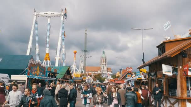 Ludzie spacerem wzdłuż centralnej ulicy odbywa się festiwal Oktoberfest. Bawaria, Niemcy — Wideo stockowe