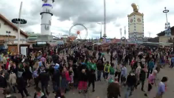 Kameran flyttas från ovanstående skara av personer på centrala gatan i Oktoberfest. Bayern, tidsinställd — Stockvideo