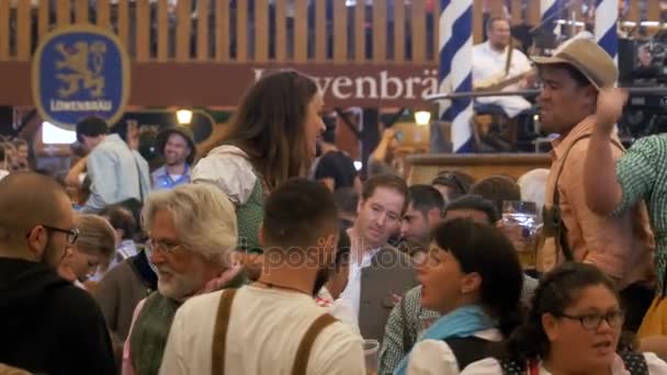 Persone Celebrazione dell'Oktoberfest in una grande tenda da birra. Baviera, Germania — Video Stock