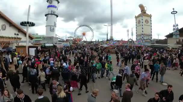 Cámara se mueve desde arriba multitud de personas en la calle central del festival Oktoberfest. Baviera, Alemania — Vídeos de Stock