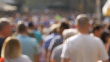 Anonim kalabalık bir bulanıklık şehir sokakta yürüyen insan