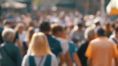 Anonim kalabalık bir bulanıklık şehir sokakta yürüyen insan. Ağır çekim
