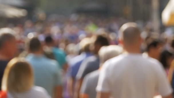 Multitud anónima de personas caminando en la calle de la ciudad en un desenfoque — Vídeo de stock