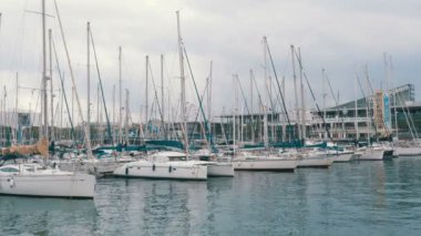 Barcelona, İspanya 'nın Rambla del Mar Limanı' nda park halindeki gemiler, botlar, yatlar.