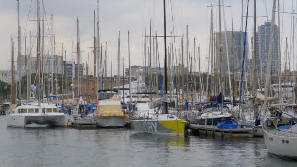 Zaparkowane statki, Łodzie, Jachty w porcie Rambla del Mar w Barcelonie, Hiszpania. — Wideo stockowe