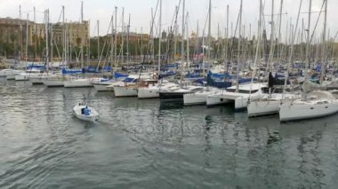 Park edilmiş gemiler, tekneler, yatlar Port Vell Barcelona, İspanya.