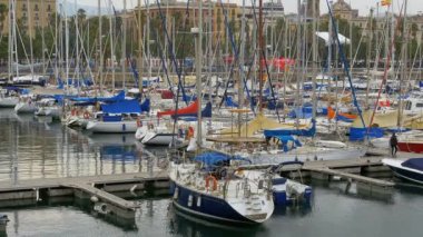 Park edilmiş gemiler, tekneler, yatlar Port Vell Barcelona, İspanya.