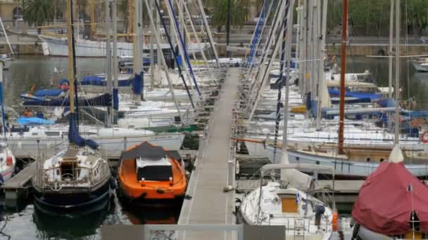Navios estacionados, Barcos, Iates em Rambla del Mar Porto de Barcelona, Espanha . — Vídeo de Stock