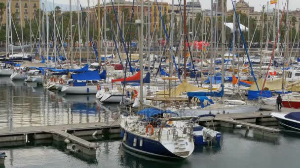 停泊在西班牙巴塞罗那 Vell 港的船只、船只、游艇. — 图库视频影像